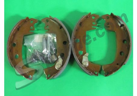 Ganasce freno anteriori Bosch con molle Renault R4 0.8 Fourgonette ('72-'86), R4 1.1 Fourgonette ('76-'82) - posteriori Peugeot 204 D ('73-'75), 204 Coupè/Cabriolet ('73-'75) 