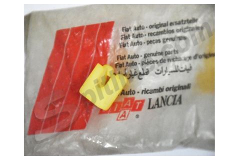 Fermaglio in plastica 4277955 per fissaggio cavo alla levetta di comando aria al carburatore Fiat 500 R, 126