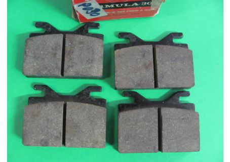 Pastiglie freno Ferodo Formula 300 anteriori BMW 1600-102 ('69-), 1800-102 ('71-), 2000-2002-2002 TI ('68-) - Posteriori Ferrari 365 GTC ('69-), Testarossa ('84-'87), BB 512 ('78-'86), 400 GT, 412i ('78-'89)