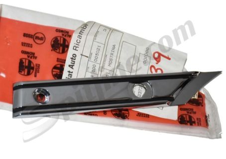 Mostrina cromata 60520251 posteriore sinistra per pomolo aggancio copricapote Alfa Romeo Duetto Spider Coda Tronca ('86-'93)