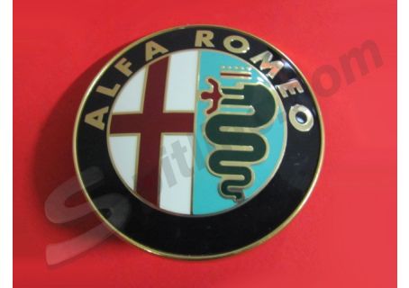 Stemma rotondo Alfa Romeo (diam. mm 75 circa) con due perni orizzontali di fissaggio Alfa Romeo Duetto ('83-'93), Spider 916 1^s. ('95), Giulietta, Alfa 33, Alfa 75, Alfa 164, 145, 146, 155,156, 164, 166, GTV