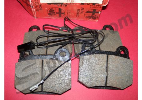 Pastiglie freno anteriori con segnalatore d'usura originali Alfa Romeo 75 2.0 carburatori, 2.5 Quadrifoglio Verde, 3.0 V6 ('85-'89), 75 2.0 TD ('85-'92), Alfa 90 1.8, 2.0i, 2.4 TD ('84-'87)