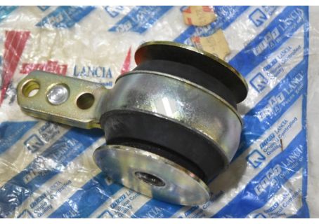 Supporto 82418651 posteriore motore lato cambio Lancia Delta R/86, Delta 4WD, Integrale, Prisma ('86-'89)
