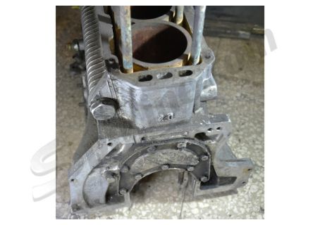 Basamento motore AR01713 usato per Alfa Romeo Alfetta 2.0 Quadrifoglio Oro ('83-'85)