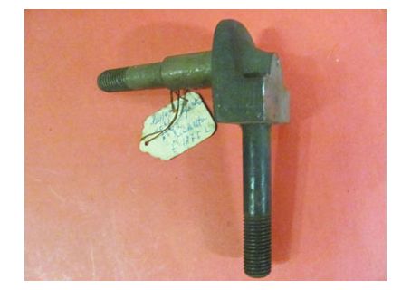 Supporto con perno e prigioniero (diam. mm. 12) per leve inferiori sospensione anteriore Alfa Romeo Giulietta
