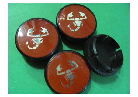 Serie 4 borchie coprimozzo diam.49 (int. diam.42) logo Abarth fondo rosso Fiat Uno Turbo,Punto Abarth etc. 