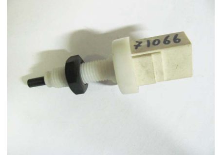 Interruttore luci stop Fiat Duna, Uno 45/60/70/75 (86-89); Lancia Delta (86-94), Prisma (86-89), Y10 (Ch. 0262989→); Innocenti Elba (90-), Mille 1.0i SPi (94-)
