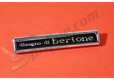 Stemma laterale in plastica scritta "disegno di Bertone" Alfa Romeo GT Junior 2^ serie, GT V. 1750/2000 Bertone, Berlina 1750/2000