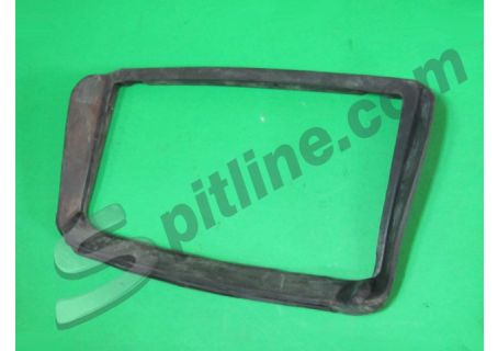 Guarnizione presa aria sotto radiatore riscaldamento Fiat 1100/103 ('53-'57), 1100/103 Familiare ('53-'59), 1100/103 E,TV ('53-'57), 1100D, 1200-1500 Spider ('59-'66), 1500-1600S Coupè ('63-'66)