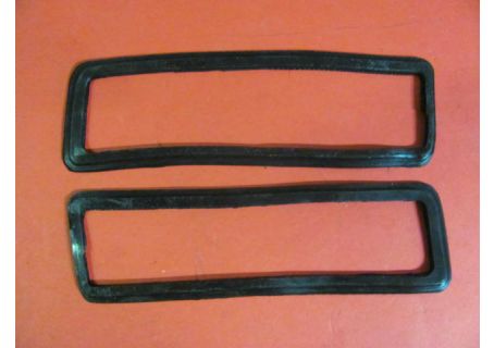 Coppia guarnizioni fanalini di posizione-freccia su paraurti Alfa Romeo GT Bertone 2^ serie 1300/1600, GT V. 1750 (2^ serie), GT V. 2000