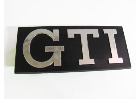 Scritta GTI per griglia anteriore Volkswagen Golf GTI 1^ serie