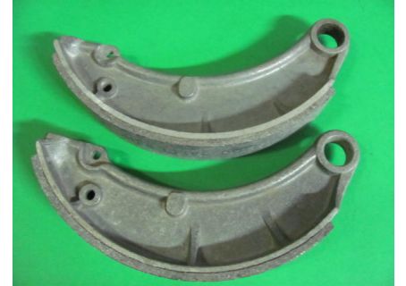 N.2  ganasce freno largh. mm 40 Fiat 1100/103 ('53-'57) - E' richiesto anticipatamente il reso delle vecchie