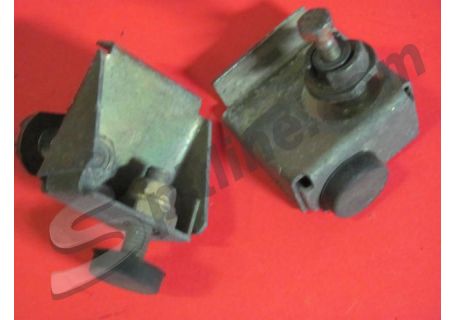Coppia staffe inferiori fine corsa usate (anteriore + posteriore) vetro scendente porta Alfa Romeo Duetto Spider