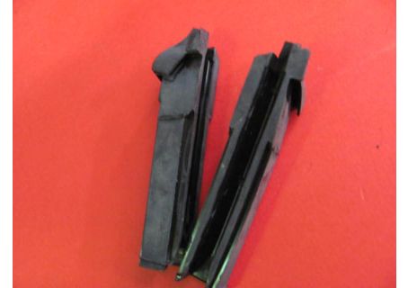 Coppia guarnizioni terminali canale porta (lato posteriore) Alfa Romeo GT Junior 1300/1600, GT V. 1750/2000 Bertone
