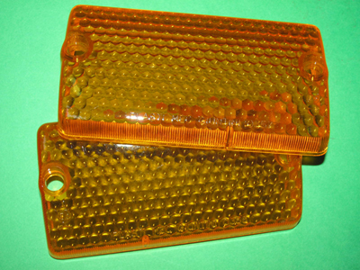 Coppia plastiche arancio fanali anteriori Autobianchi A112 1^-2^-3^ serie ('69-'77) - Foro grande per vite in plastica