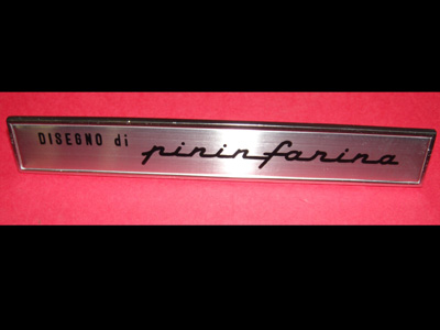 Fregio Disegno di Pininfarina in alluminio (Scritta "DISEGNO DI" posizionata in alto a sinistra)