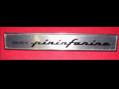 Fregio Disegno di Pininfarina in alluminio (scritta DISEGNO DI posizionata centrale a sinistra)