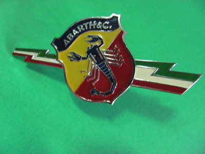 Stemma laterale in metallo Abarth & C. freccia tricolore (2 perni filettati di fissaggio) Fiat 600 Abarth ecc.