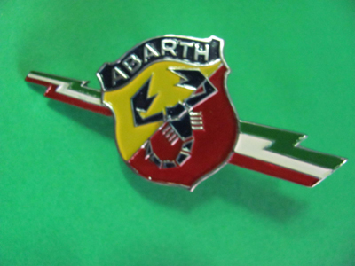 Stemma laterale in metallo Abarth freccia tricolore (2 perni filettati di fissaggio) Fiat 600 Abarth etc.