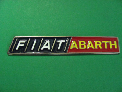 Stemma in metallo scritta Fiat Abarth (mm.115 circa) da apporre con adesivo