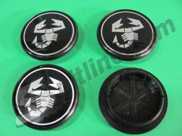 Serie 4 borchiette coprimozzo fondo nero (diam. esterno mm 55) per cerchi ruota con logo Abarth