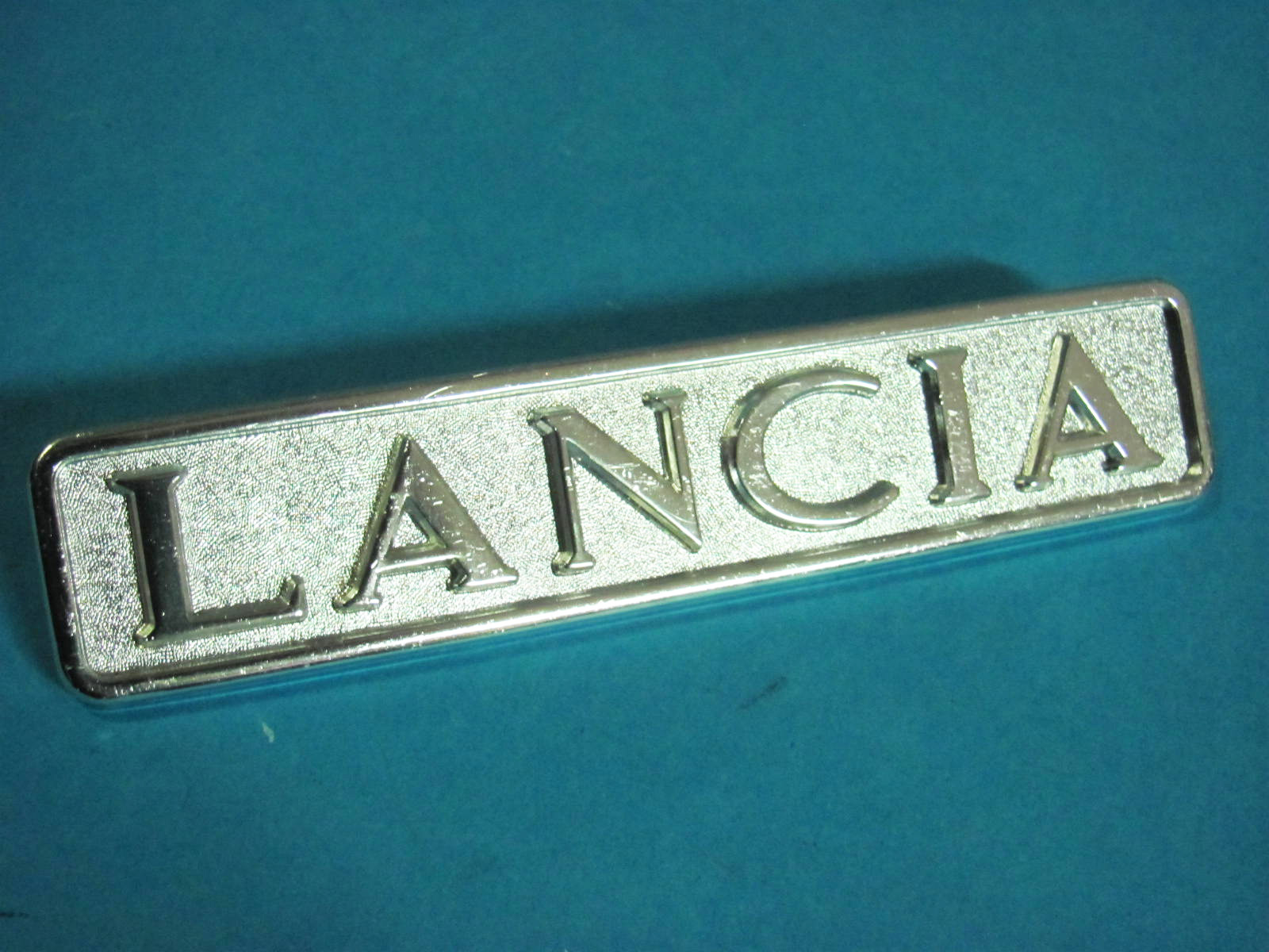 Scritta rettangolare posteriore in metallo LANCIA  per Lancia Fulvia Berlina-Fulvia Coupè 2^ serie