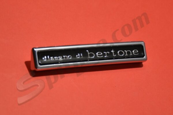 Stemma laterale in plastica scritta "disegno di Bertone" Alfa Romeo GT Junior 2^ serie, GT V. 1750/2000 Bertone, Berlina 1750/2000