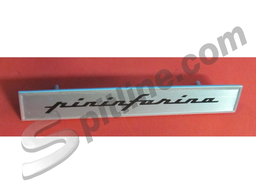 Fregio in alluminio (145x22) con 2 perni di fissaggio scritta "pininfarina" Alfa Romeo Duetto Spider ecc.