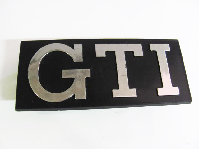 Scritta GTI per griglia anteriore Volkswagen Golf GTI 1^ serie